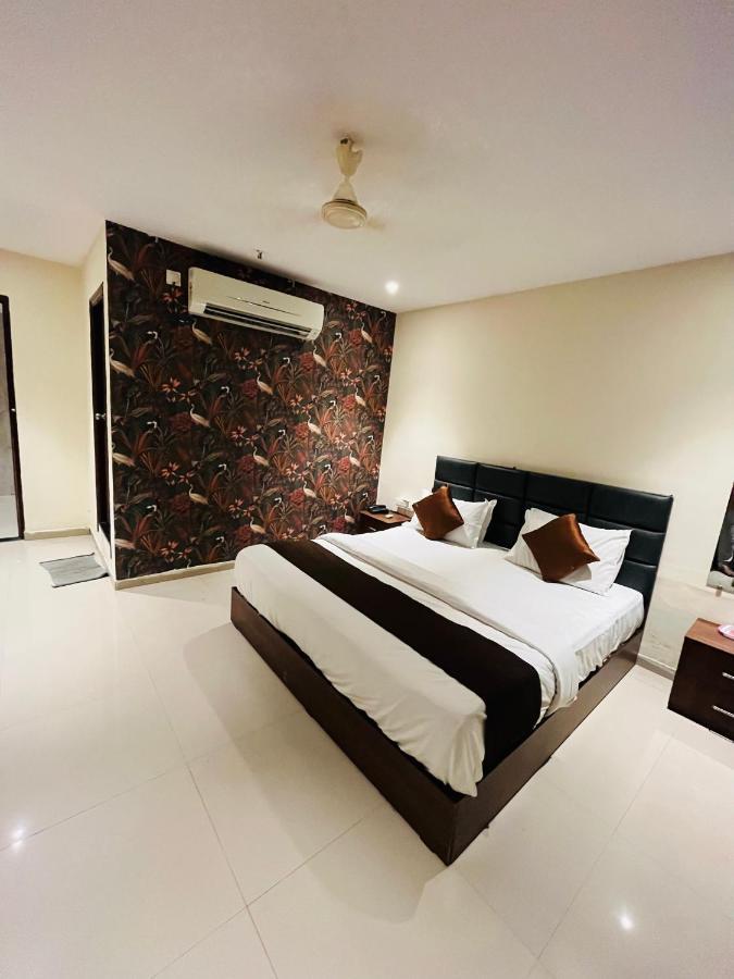 Hotel Nova Vesu Surat Exterior foto