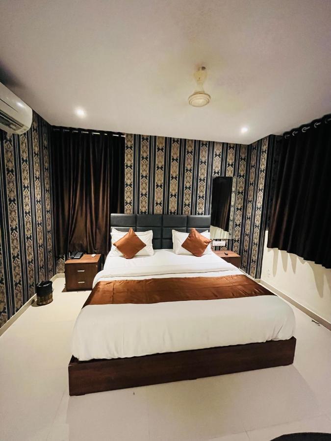 Hotel Nova Vesu Surat Exterior foto