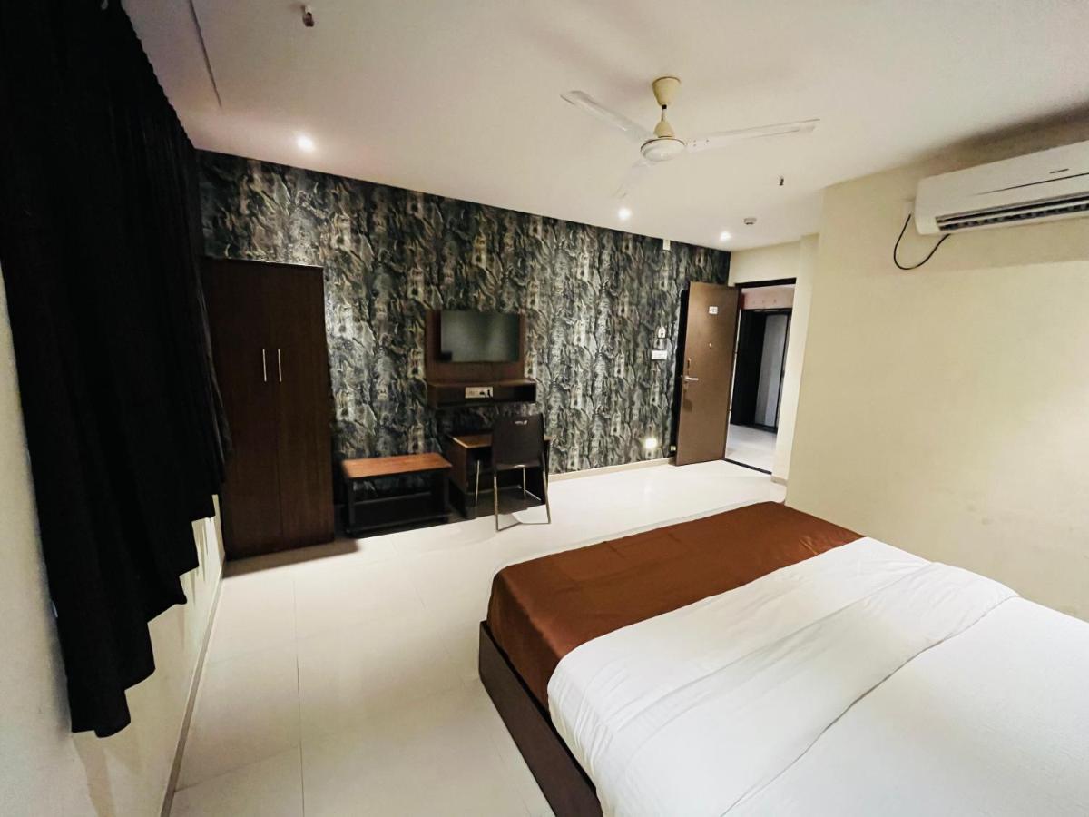 Hotel Nova Vesu Surat Exterior foto